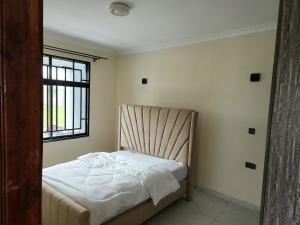 埃尔多雷特Hom-Feel的有窗户的房间里的一张床