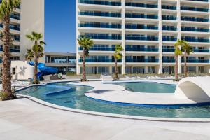 Πισίνα στο ή κοντά στο Amazing 2 bedroom Beach Front Condominium at Encantame E1102