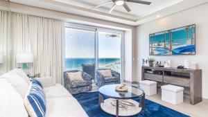 Posezení v ubytování Waterfront Getaway 2 Bedroom Condo W704