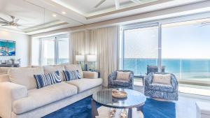 Posezení v ubytování Waterfront Getaway 2 Bedroom Condo W704