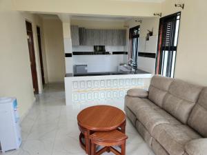 埃尔多雷特Hom-Feel的客厅里有一张沙发和一张桌子。 更多5张照片