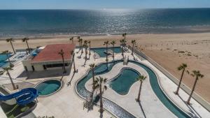 Bazén v ubytování Waterfront Getaway 2 Bedroom Condo W704 nebo v jeho okolí