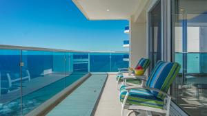 Πισίνα στο ή κοντά στο Spectacular Ocean View Condo Verano 2205 Encantame Towers