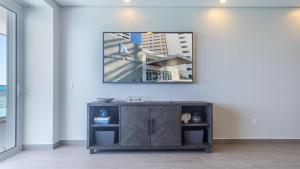 Μια τηλεόραση ή/και κέντρο ψυχαγωγίας στο New & Amazing condo @ Encantame W604
