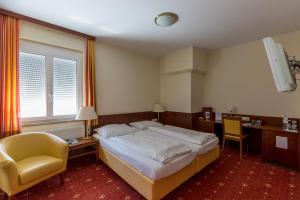Un pat sau paturi într-o cameră la Der Kaiserhof Ried