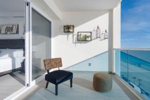 Πισίνα στο ή κοντά στο Stay in Luxury/Splash in New Lazy River this Winter Encanatame Towers 902