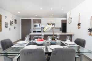 Η κουζίνα ή μικρή κουζίνα στο Stay in Luxury/Splash in New Lazy River this Winter Encanatame Towers 902