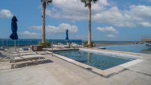 Πισίνα στο ή κοντά στο Stay in Luxury/Splash in New Lazy River this Winter Encanatame Towers 902