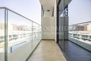 pasillo en un edificio con paredes de cristal en Bloomfields Elegant Pool View Stu The Gate, en Abu Dhabi Intl