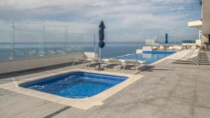 Πισίνα στο ή κοντά στο Encantame Towers Viento 1502