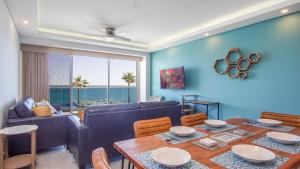 Χώρος καθιστικού στο Amazing Beach Front Condo Velero 204 at Encantame Towers