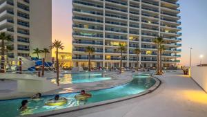 Πισίνα στο ή κοντά στο Amazing Beach Front Condo Velero 204 at Encantame Towers