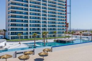 Πισίνα στο ή κοντά στο Awesome 3 bedroom condo Encantame Tower E 301