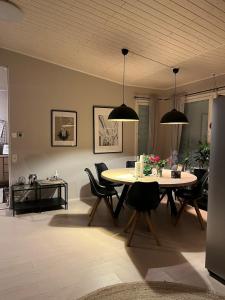 ein Esszimmer mit Tisch und Stühlen in der Unterkunft House santas in Rovaniemi