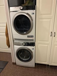 eine Waschmaschine und eine Waschmaschine in der Küche in der Unterkunft House santas in Rovaniemi + 10 Fotos