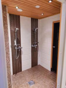 ein Badezimmer mit zwei Duschen in einem Zimmer in der Unterkunft House santas in Rovaniemi