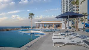 Πισίνα στο ή κοντά στο Modish 2 BR Condo at Encantame Towers Velero 2204