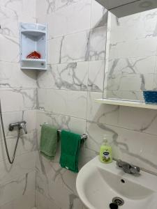 Ένα μπάνιο στο 2 bedrooms, living room, security, free parking, central +33 φωτογραφίες