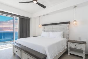 Ένα ή περισσότερα κρεβάτια σε δωμάτιο στο Lavish 1 bedroom Beach Front Condominium Encantame C-1603 +34 φωτογραφίες