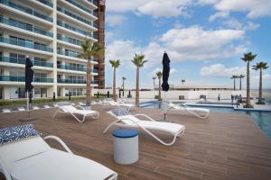 Πισίνα στο ή κοντά στο Lavish 1 bedroom Beach Front Condominium Encantame C-1603