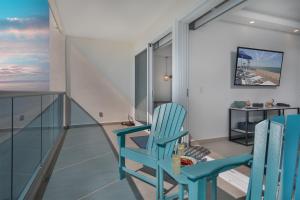 Μια τηλεόραση ή/και κέντρο ψυχαγωγίας στο Lavish 1 bedroom Beach Front Condominium Encantame C-1603