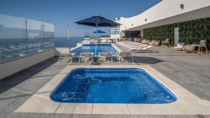 Πισίνα στο ή κοντά στο Lavish 1 bedroom Beach Front Condominium Encantame C-1603