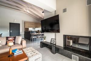 un salon avec un canapé et une cheminée dans l'établissement Emily Apartments, à Nydri