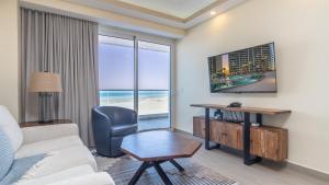 Televiisor ja/või meelelahutuskeskus majutusasutuses Splash in The New Lazy River/Stay in Modern Luxury Encantame Viento 303