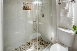 奥基乔比Lake Okeechobee Dockside Cabin with Pool Access的带淋浴和卫生间的白色浴室 更多21张照片