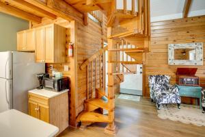 奥基乔比Lake Okeechobee Dockside Cabin with Pool Access的小木屋内的厨房设有螺旋楼梯