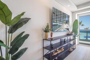 Μια τηλεόραση ή/και κέντρο ψυχαγωγίας στο Gorgeous 2 bedroom condominium (Encantame Verano 204)