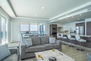 Posezení v ubytování Breathtaking 3 bedroom condo Encantame Towers Velero 1801