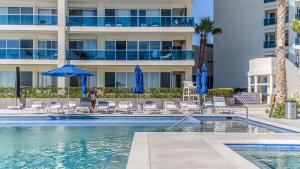 Πισίνα στο ή κοντά στο Relax in this modern ocean front condo Encantame E1404