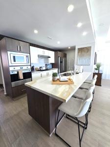 Kuchyň nebo kuchyňský kout v ubytování Beautiful 2 bedroom Corner Beach Front Condominium Encantame Velero 905