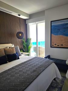 Postel nebo postele na pokoji v ubytování Beautiful 2 bedroom Corner Beach Front Condominium Encantame Velero 905 + 35 fotografií