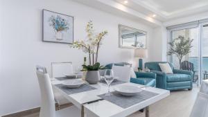 Posezení v ubytování All About The Beach!! 1 bedroom condo at Encantame Towers W503