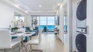 Posezení v ubytování All About The Beach!! 1 bedroom condo at Encantame Towers W503