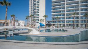 Bazén v ubytování All About The Beach!! 1 bedroom condo at Encantame Towers W503 nebo v jeho okolí