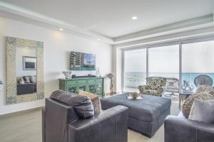 Μια τηλεόραση ή/και κέντρο ψυχαγωγίας στο Marvelous 2 bedroom condo Encantame Towers Verano 604