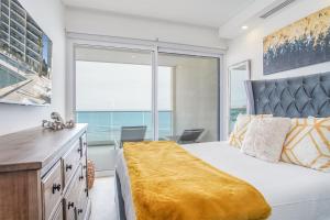 Ένα ή περισσότερα κρεβάτια σε δωμάτιο στο Marvelous 2 bedroom condo Encantame Towers Verano 604 +18 φωτογραφίες