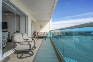 Πισίνα στο ή κοντά στο Marvelous 2 bedroom condo Encantame Towers Verano 604