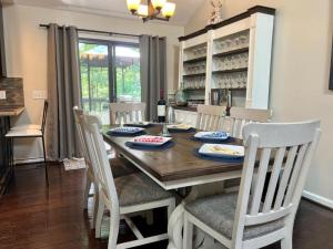 ein Esszimmer mit einem Holztisch und Stühlen in der Unterkunft Cozy Mountain Song- Massanutten Mountain in Hopkins Spring
