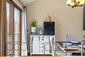 a dining room with a table and chairs and a dining room at Cozy Mountain Song- Massanutten Mountain in McGaheysville