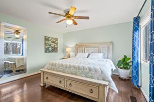 a bedroom with a bed and a ceiling fan at Cozy Mountain Song- Massanutten Mountain in Hopkins Spring