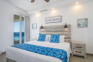 Postel nebo postele na pokoji v ubytování Delightful 2 bedroom condo Encantame Towers Verano 505 + 18 fotografií