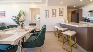 Posezení v ubytování Spectacular 2 Bedroom Ground Floor condominium Encantame E104