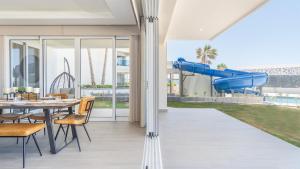 Bazén v ubytování Encantame Towers Viento 105 nebo v jeho okolí