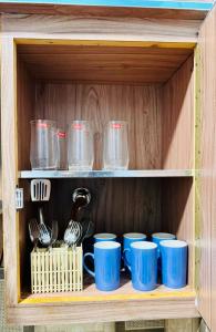 Příslušenství pro přípravu čaje a kávy v ubytování Modern 2BR Apartment, Diamond Mall & Residencia