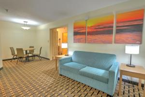 Posezení v ubytování Hotel Carolina - Suite 2 Queen Beds + 20 fotografií