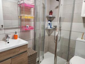 ein Badezimmer mit Dusche und Waschbecken in der Unterkunft Geani in La Marina + 22 Fotos